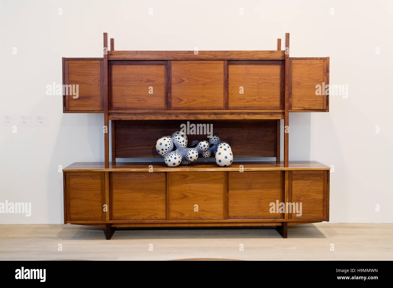 Japanische Seite mit plastischen Ornament in Phillips de Pury Gallery, Westminster, London, UK. Stockfoto