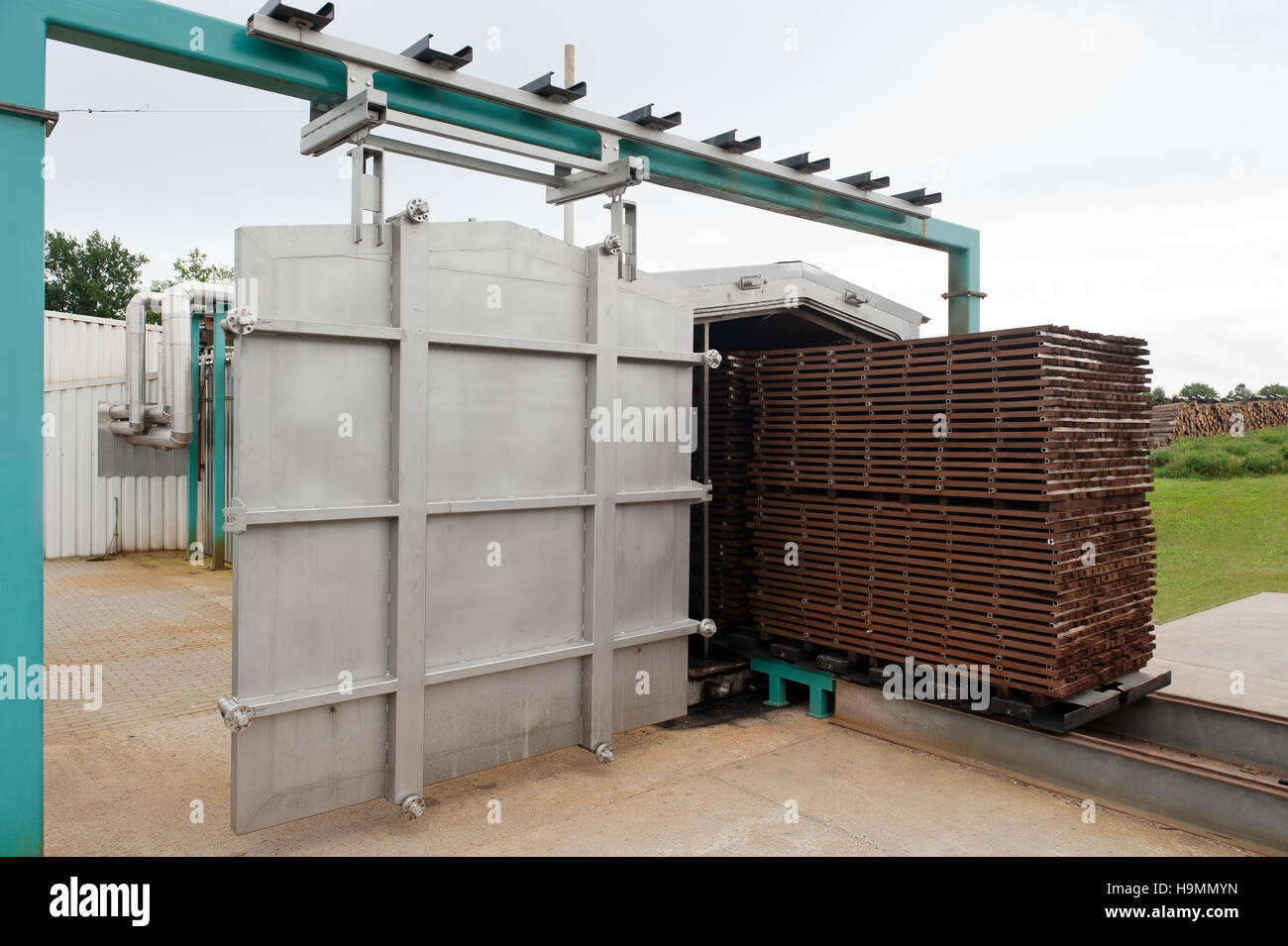 Behandeltes Holz in Vorbereitung für Transport und Lagerung, Holz Verarbeitung Pflanze, Templin, Uckermark Bezirk Brandenurg, Deutschland. Stockfoto