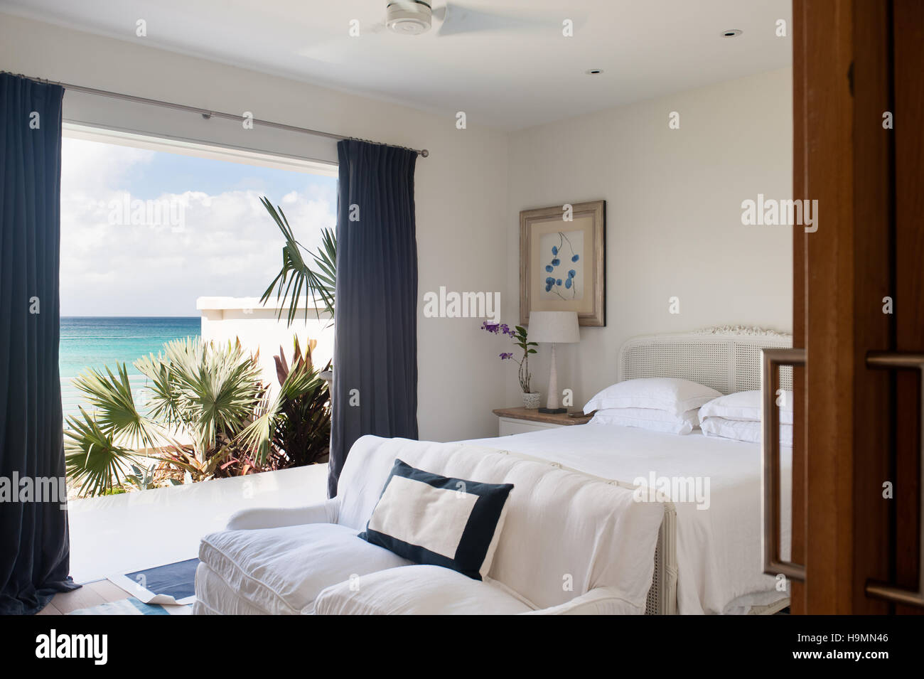 Schlafzimmer mit Blick auf das Meer, Barbados, West Indies, Karibik Stockfoto
