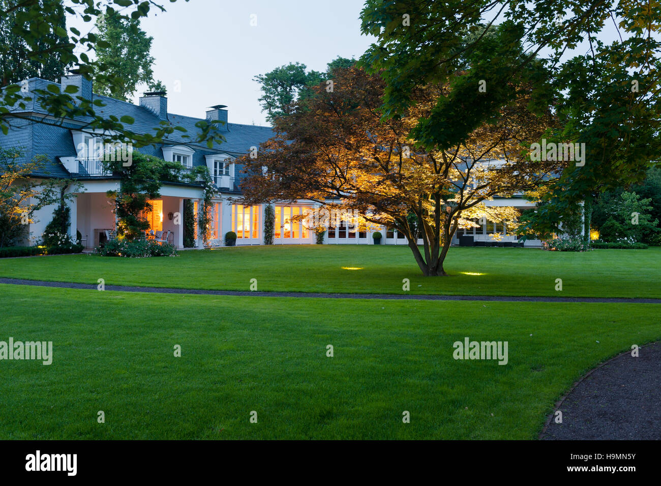 Beleuchteten Fassade und Baum im Garten des Deutschen Hauses Stockfoto