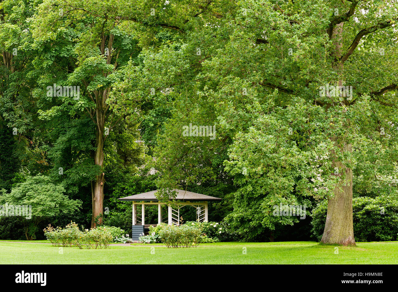 Pagode und Bäume im Garten des Deutschen Hauses Stockfoto