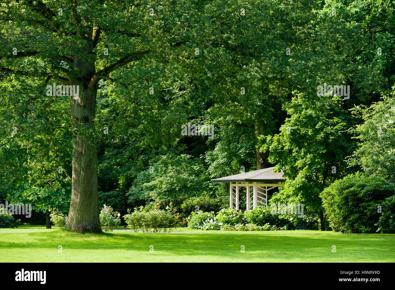 Pagode unter Bäumen im Garten des Deutschen Hauses Stockfoto