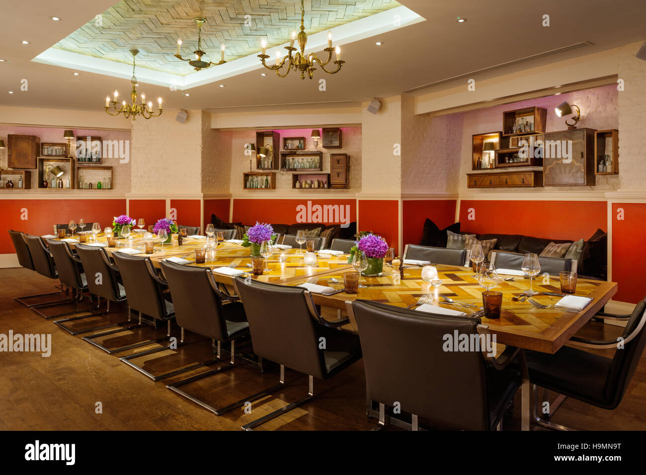 Esstisch und Stühle im Konferenzraum in der Zetter Hotel, Clerkenwell, London, UK Stockfoto