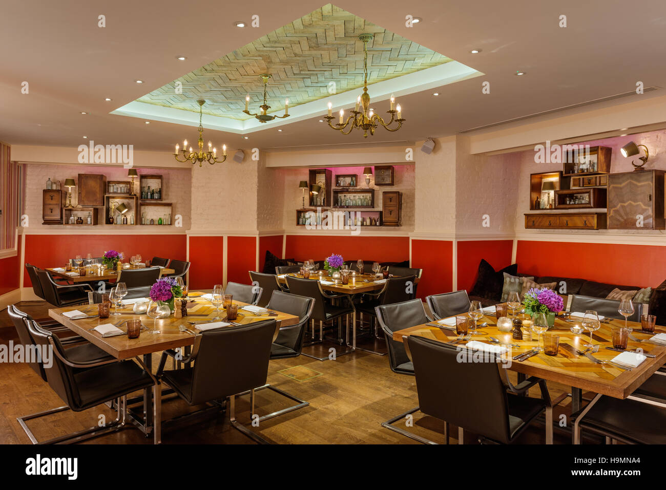 Esstisch und Stühle im Konferenzraum in der Zetter Hotel, Clerkenwell, London, UK Stockfoto