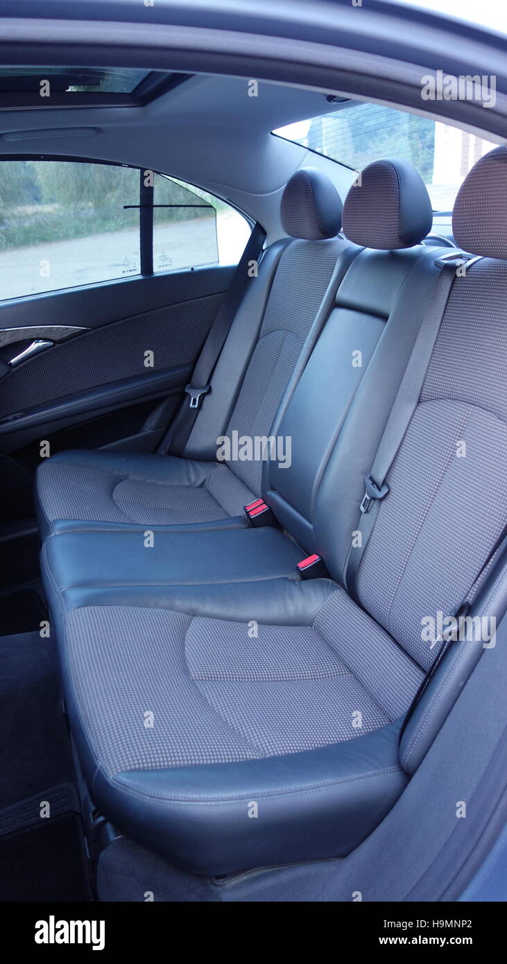 Rücksitz-Leder-Interieur des Mercedes W211 - E Klass Avantgarde. Stockfoto