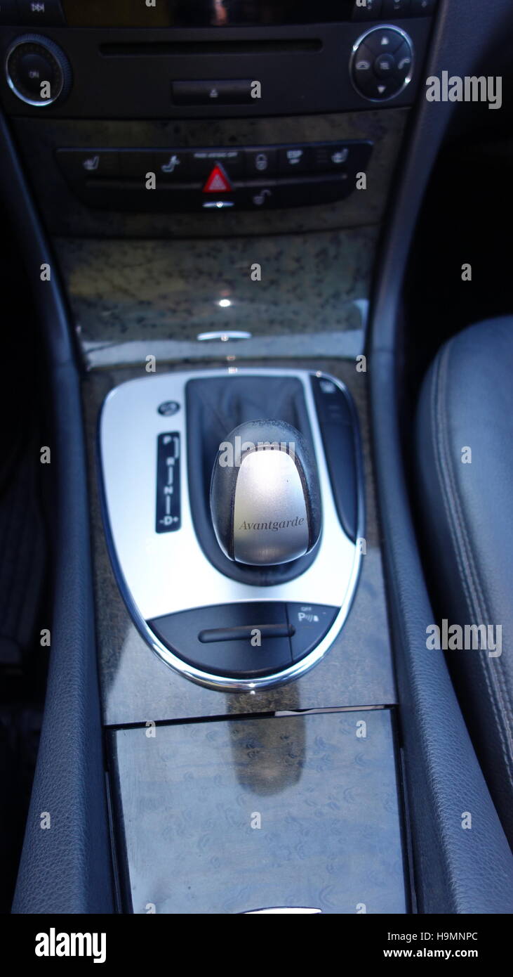 Automatische Getriebe - 5G - Mercedes W211 Avantgarde - E Klass - full-option Stockfoto