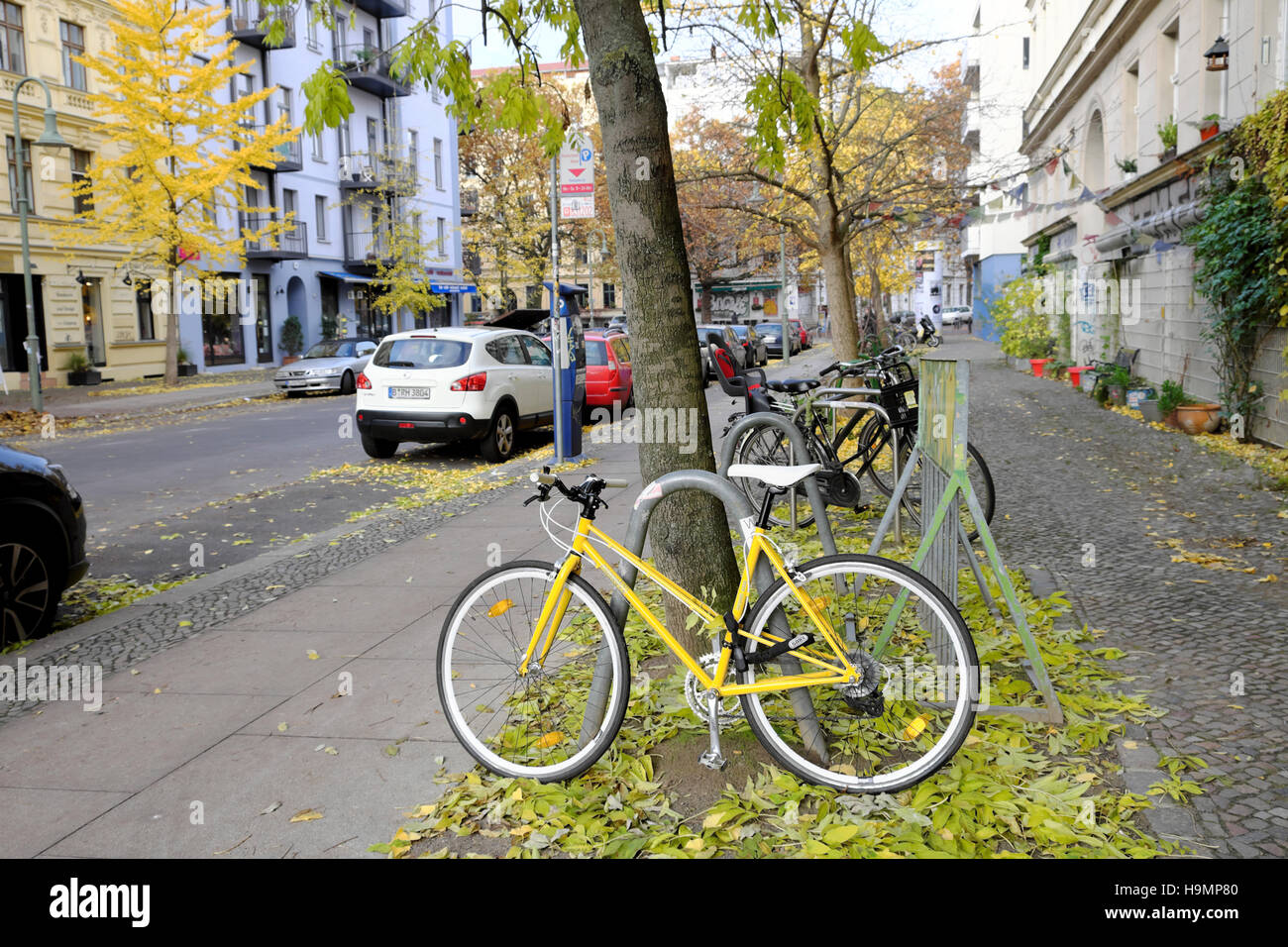 Berliner Straßenszene mit einem gelben Fahrrad in der