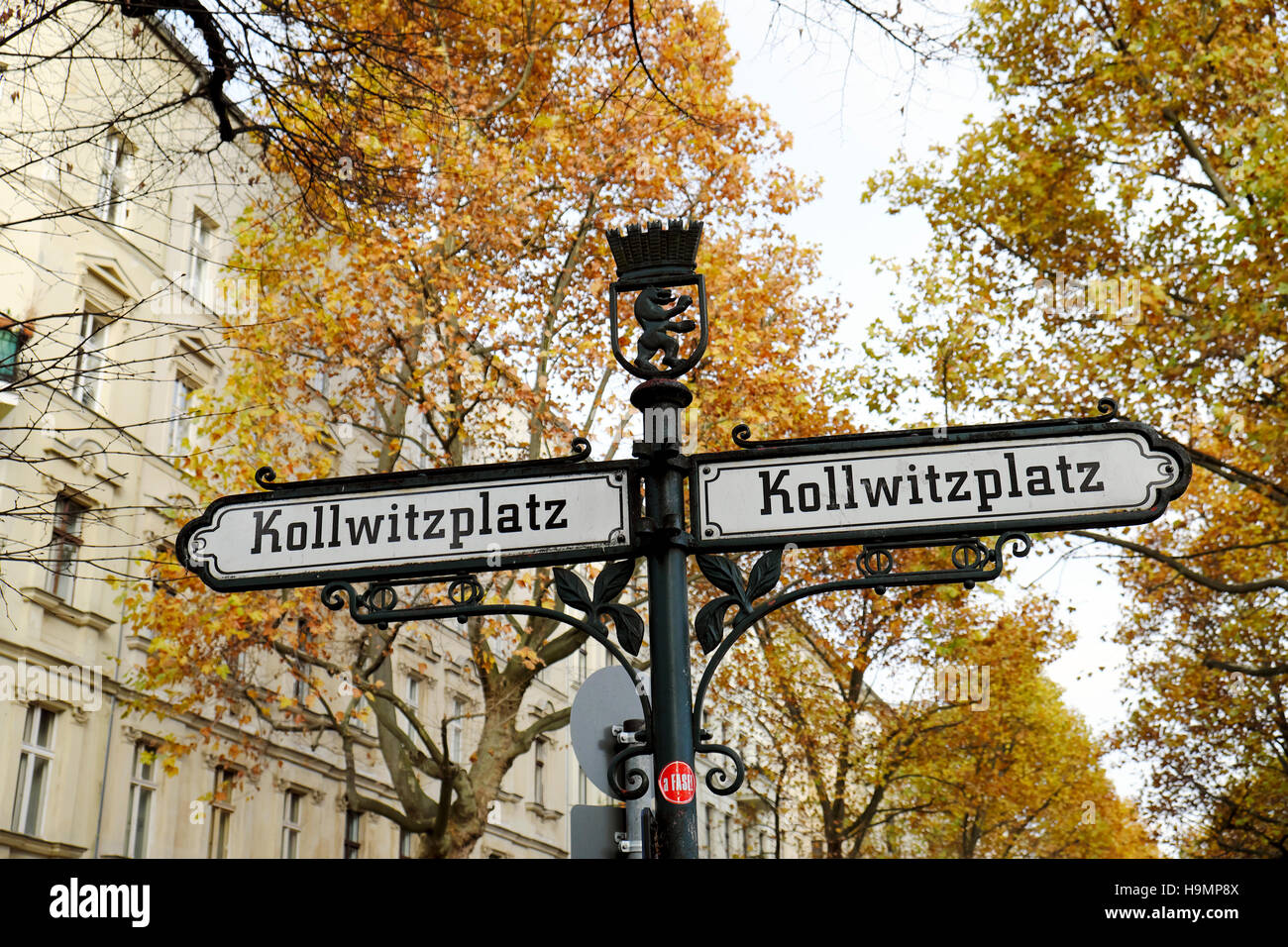 Straßenschilder Kollwitzplatz in Prenzlauer Berg im Herbst Berlin, Deutschland, Europa, EU-KATHY DEWITT Stockfoto