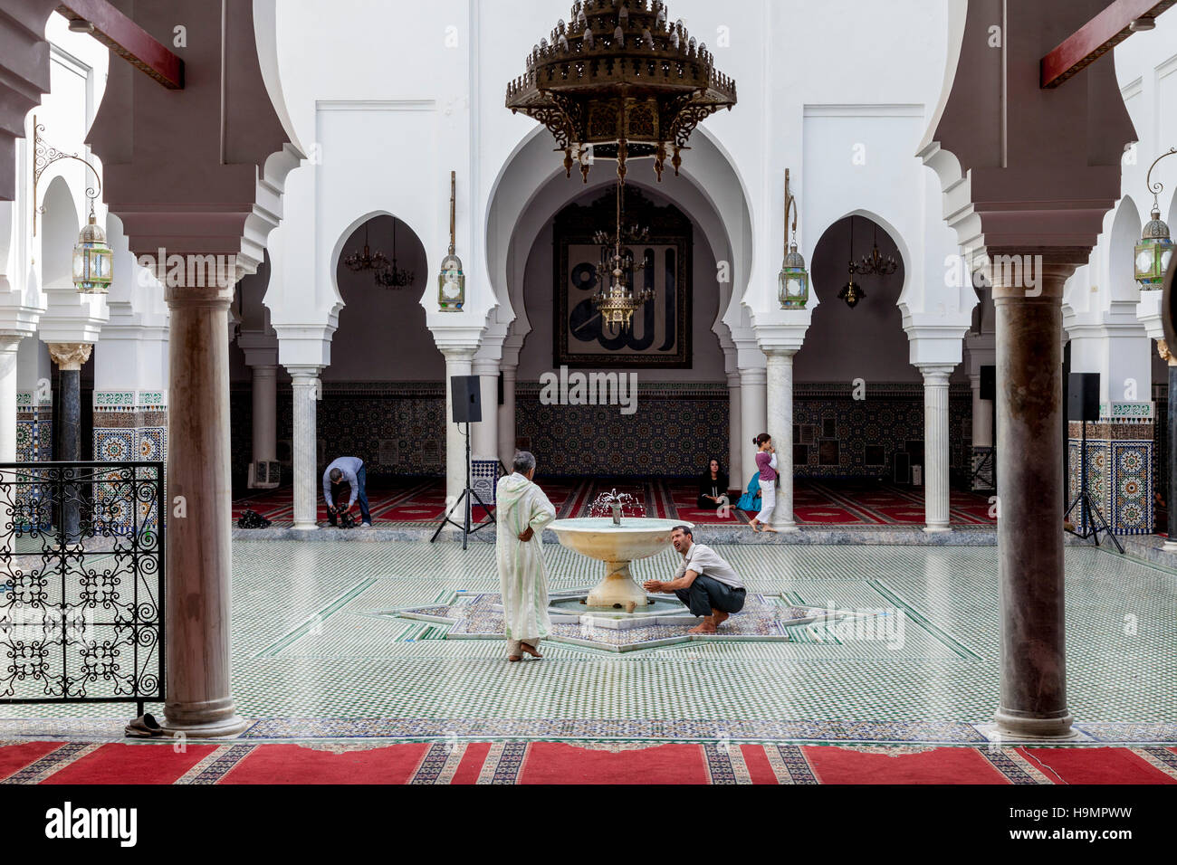 Der Innenraum des die Zaouia Moulay Idriss 2 Moschee und Schrein, Fes el Bali, Fes, Marokko Stockfoto