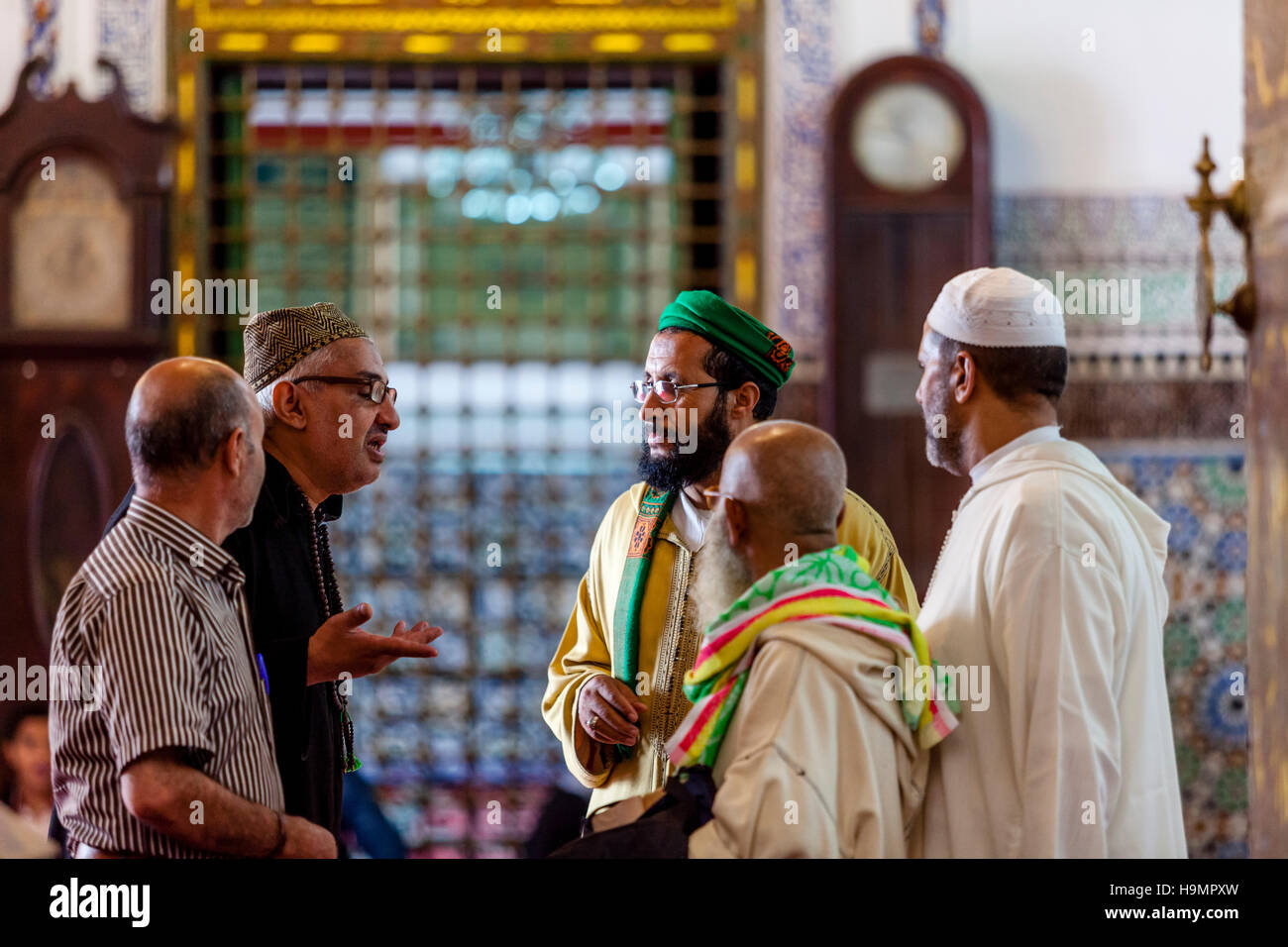Muslimische Männer im Chat an die Zaouia Moulay Idriss 2 Moschee und Schrein, Fes el Bali, Fes, Marokko Stockfoto