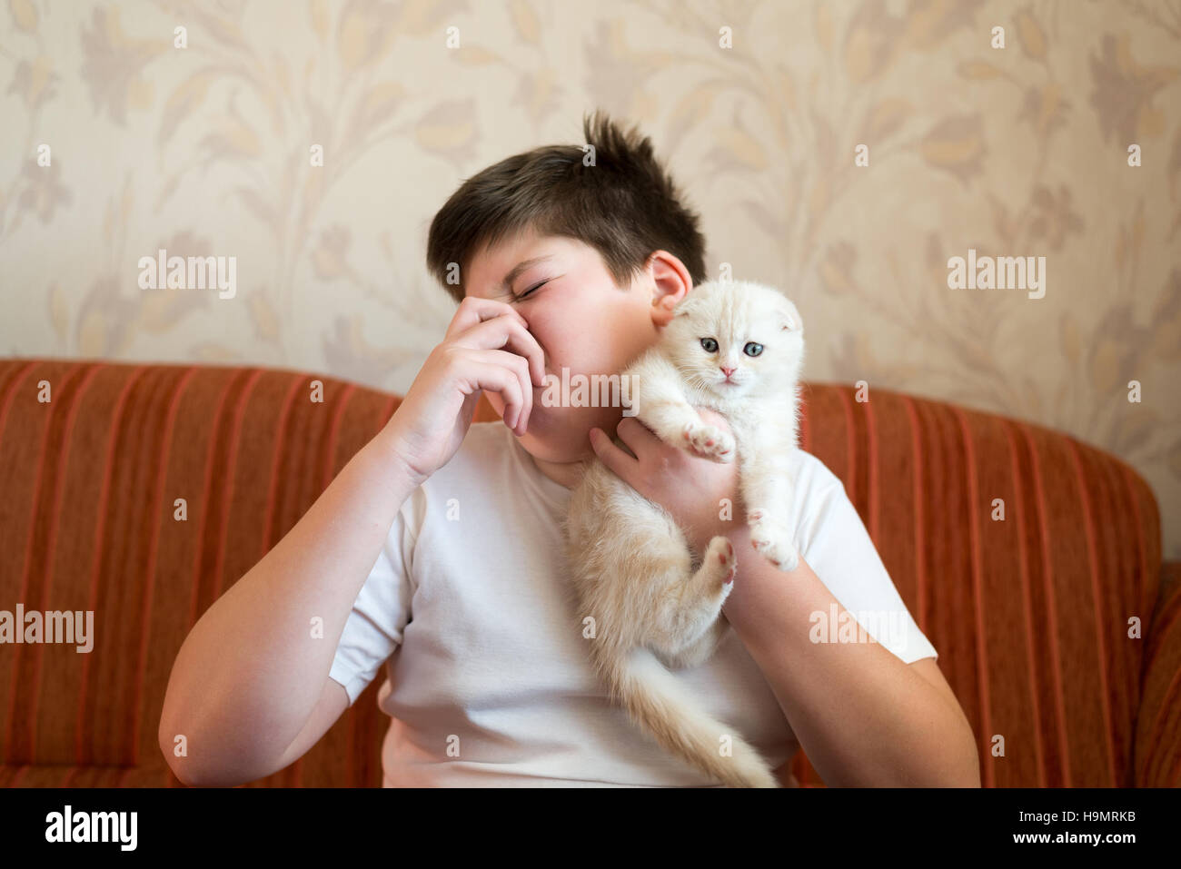 Teen dreht durch unangenehmen Geruch von cat Stockfoto