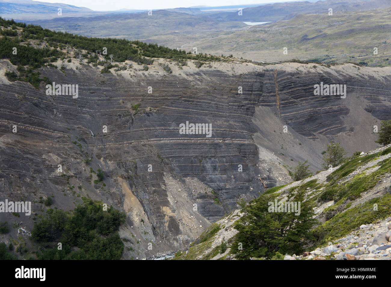 Geologie Gesteinsschichten auf Felswand am Heck nach Torres del Paine, Patagonien, Chile Stockfoto