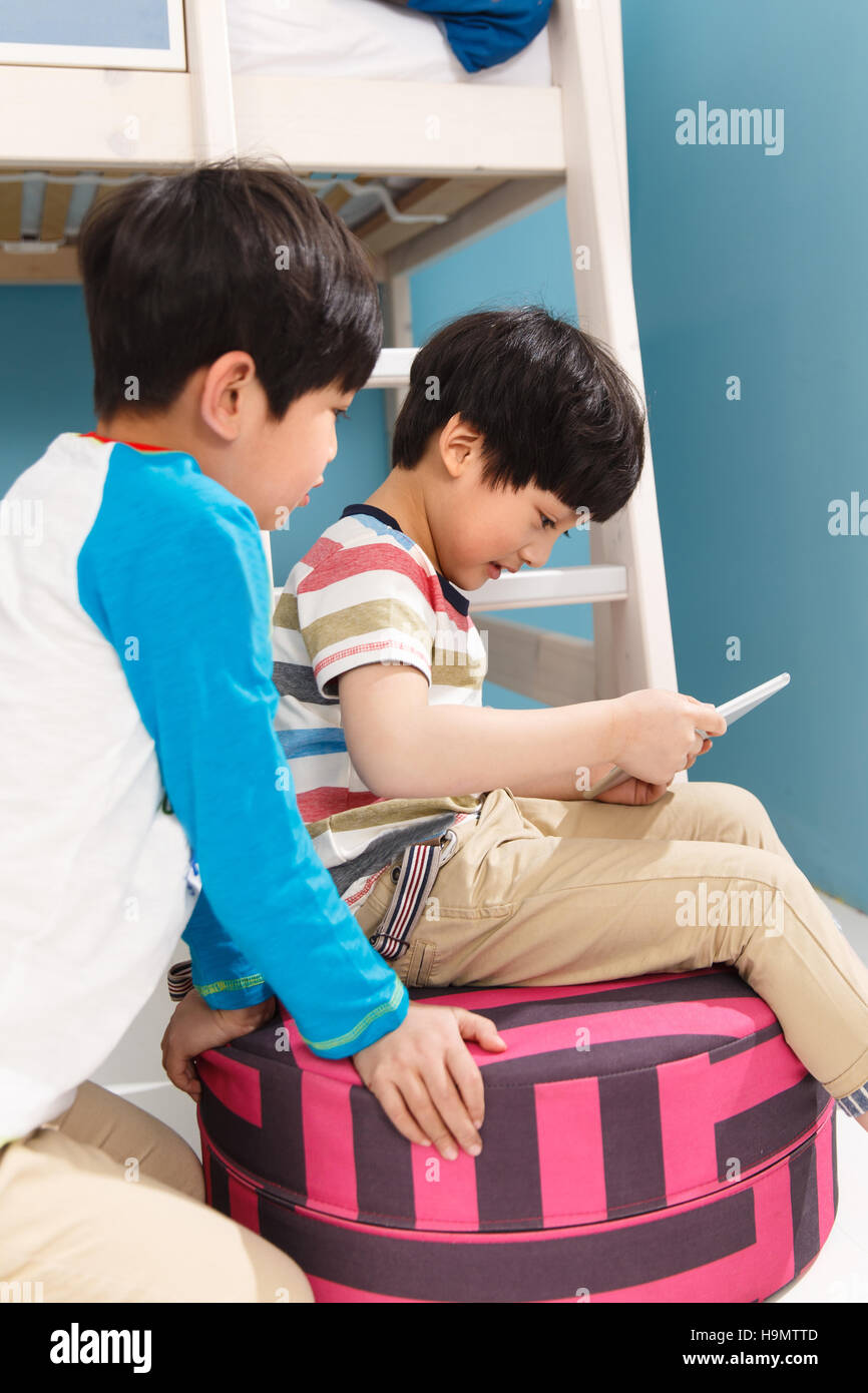 Zwei jungen bei der Verwendung von Tablet-PCs Stockfoto