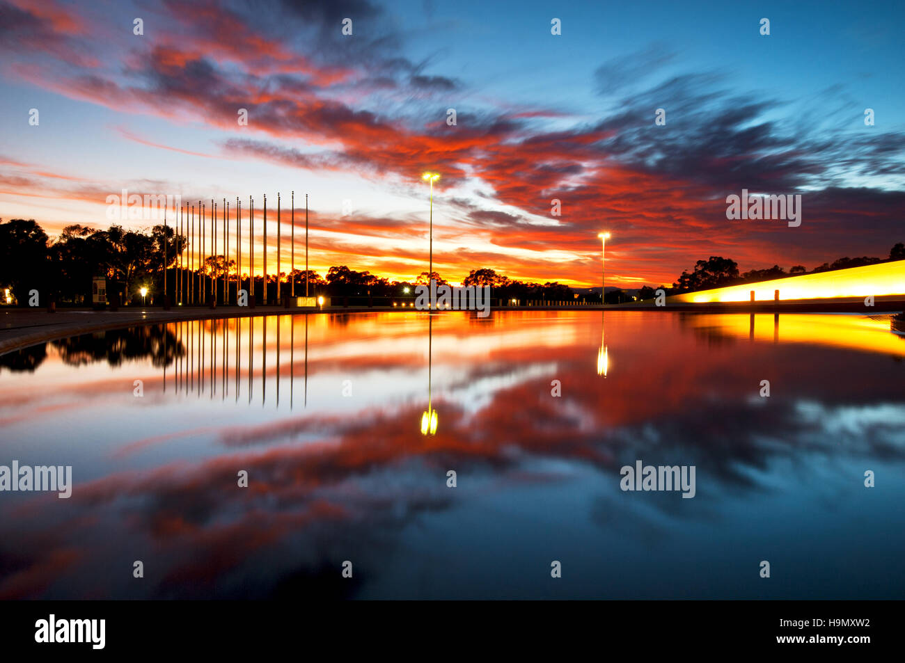 Sunrise-Reflexionen in den Brunnen an der Vorderseite des Canberra Parlament. Stockfoto