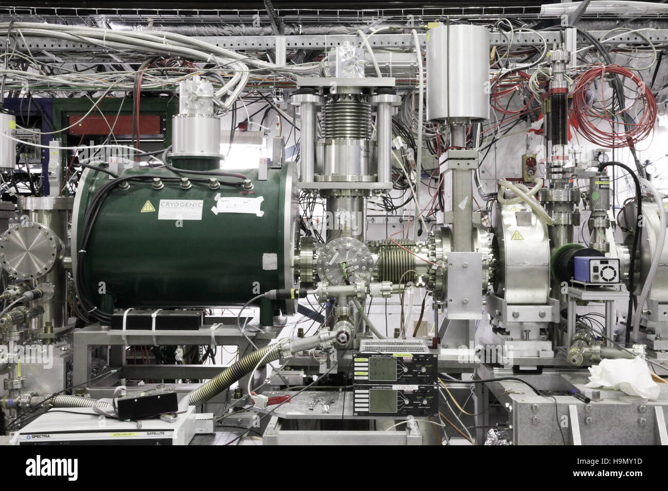 Experimente in der Halle Antiproton Decelerator (AD) am CERN, der Europäischen Organisation für Kernforschung in der Nähe von Genf. Stockfoto