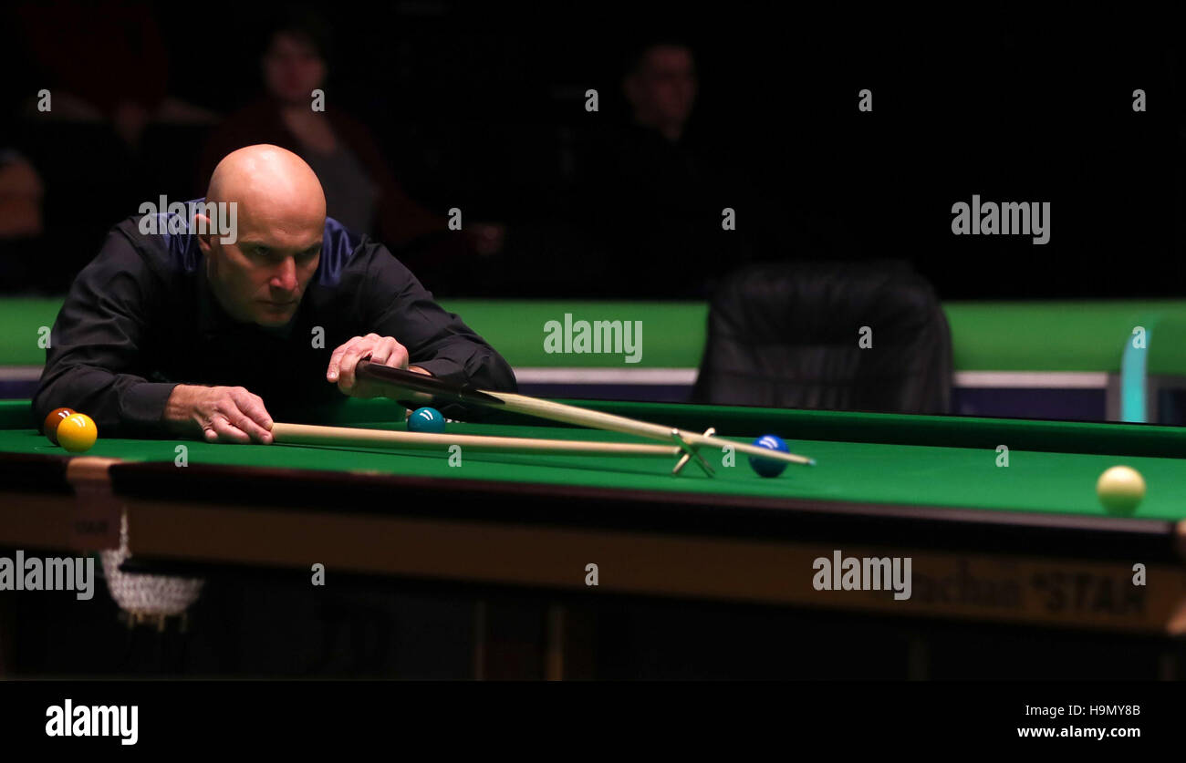 Andy Hicks in Aktion in seinem ersten Vorrundenspiel gegen Mark Selby tagsüber drei Betway UK Championships 2016 im York Barbican. Stockfoto