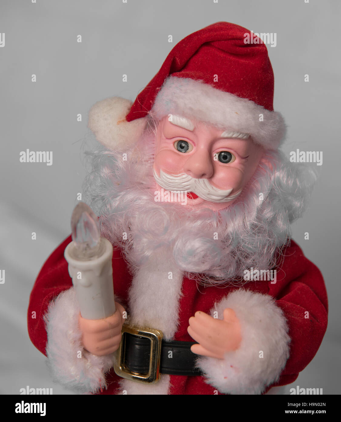 Der Weihnachtsmann hält ein Licht Stockfoto