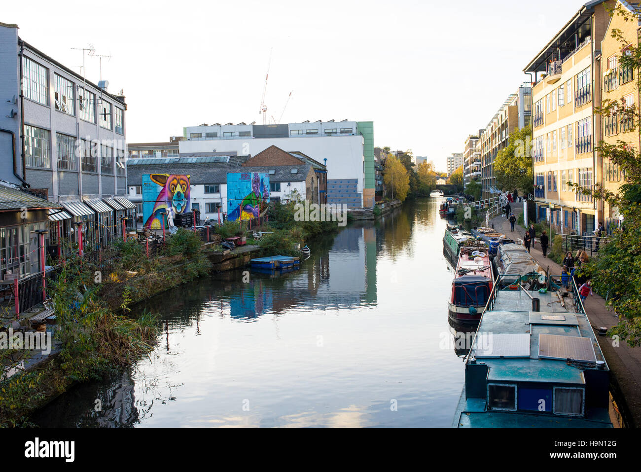 Eine Strecke von Regent es Canal in Haggerston, gesäumt von Hackney Cafés und Kunst Locations auch bekannt als Haggerston Riviera. Stockfoto