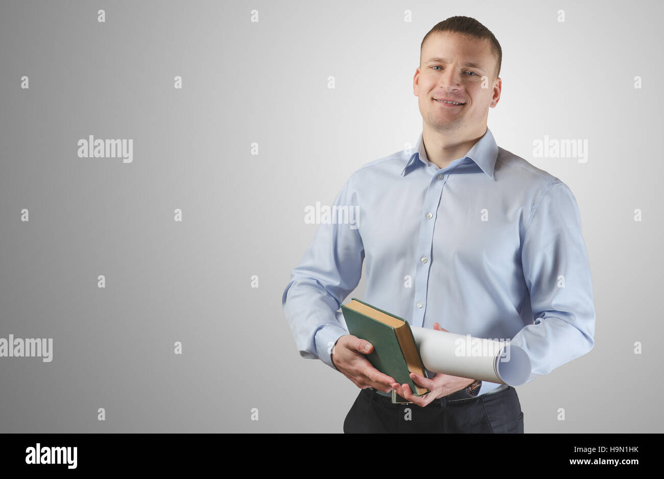 Ein junger Mann und ein Buch in den Händen der Röhre anzeigen. Isoliert auf weißem Hintergrund. Stockfoto