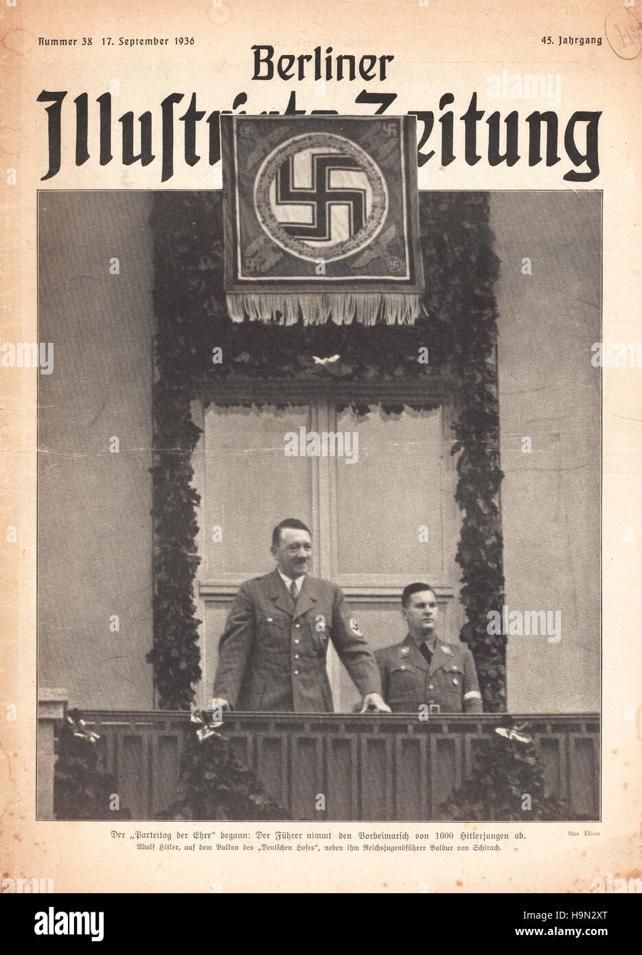 1933 Illustrierte Beobachter Adolf Hitler und Baldur von Schirach beobachten einen Marsch Vergangenheit der Hitler-Jugend Stockfoto