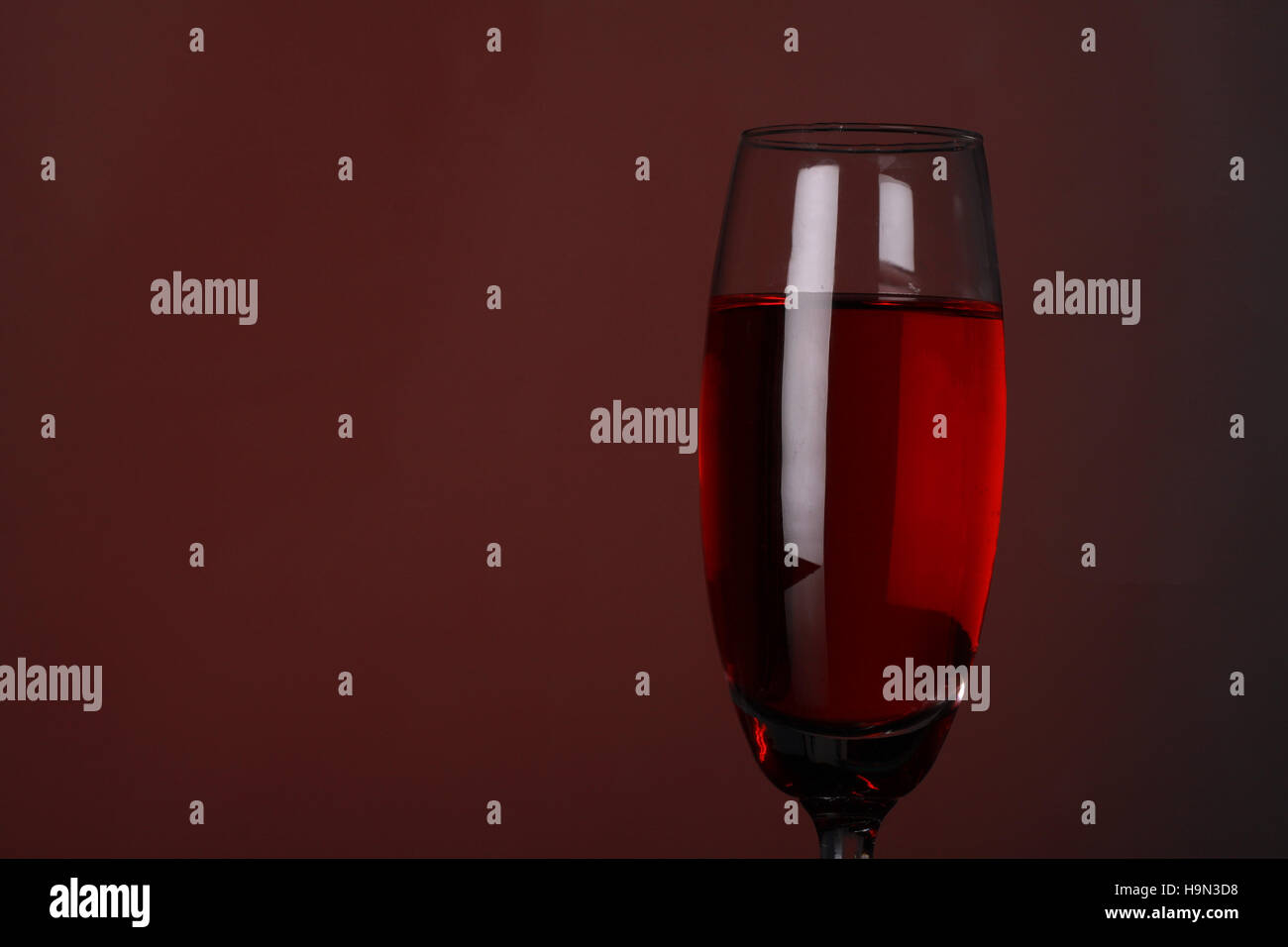 Luxus rot Wein im Sektglas auf grauem Hintergrund Stockfoto