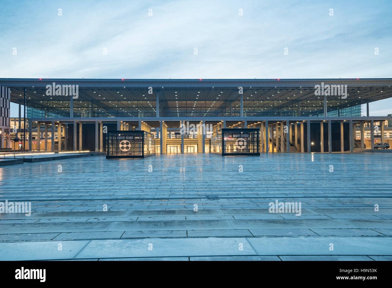 Abends Blick auf neue unvollendete Willy Brandt Flughafen Berlin Brandenburg International-Deutschland Stockfoto