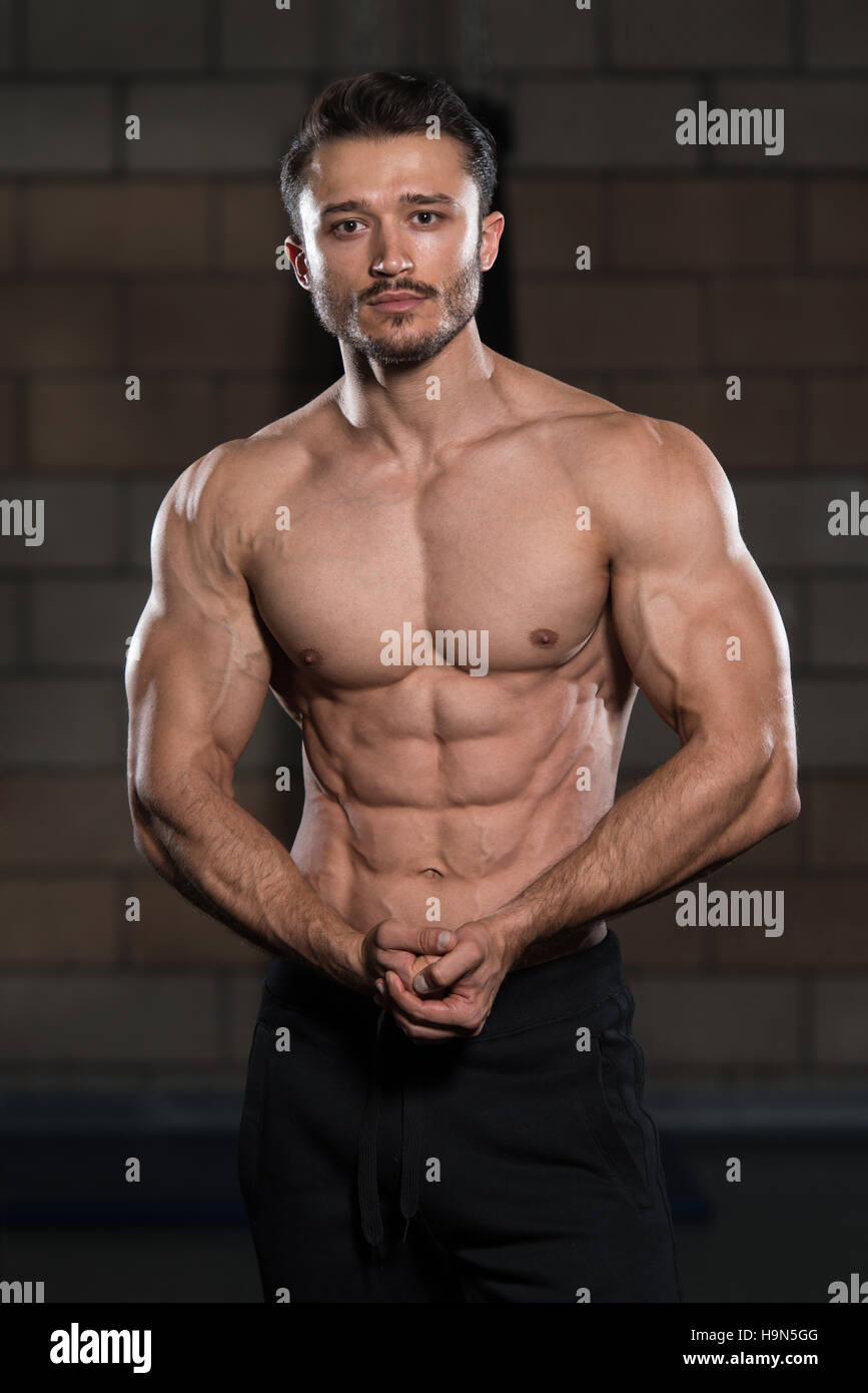 Portrait eines jungen Fit körperlich Mann zeigen, dass seine gut ...