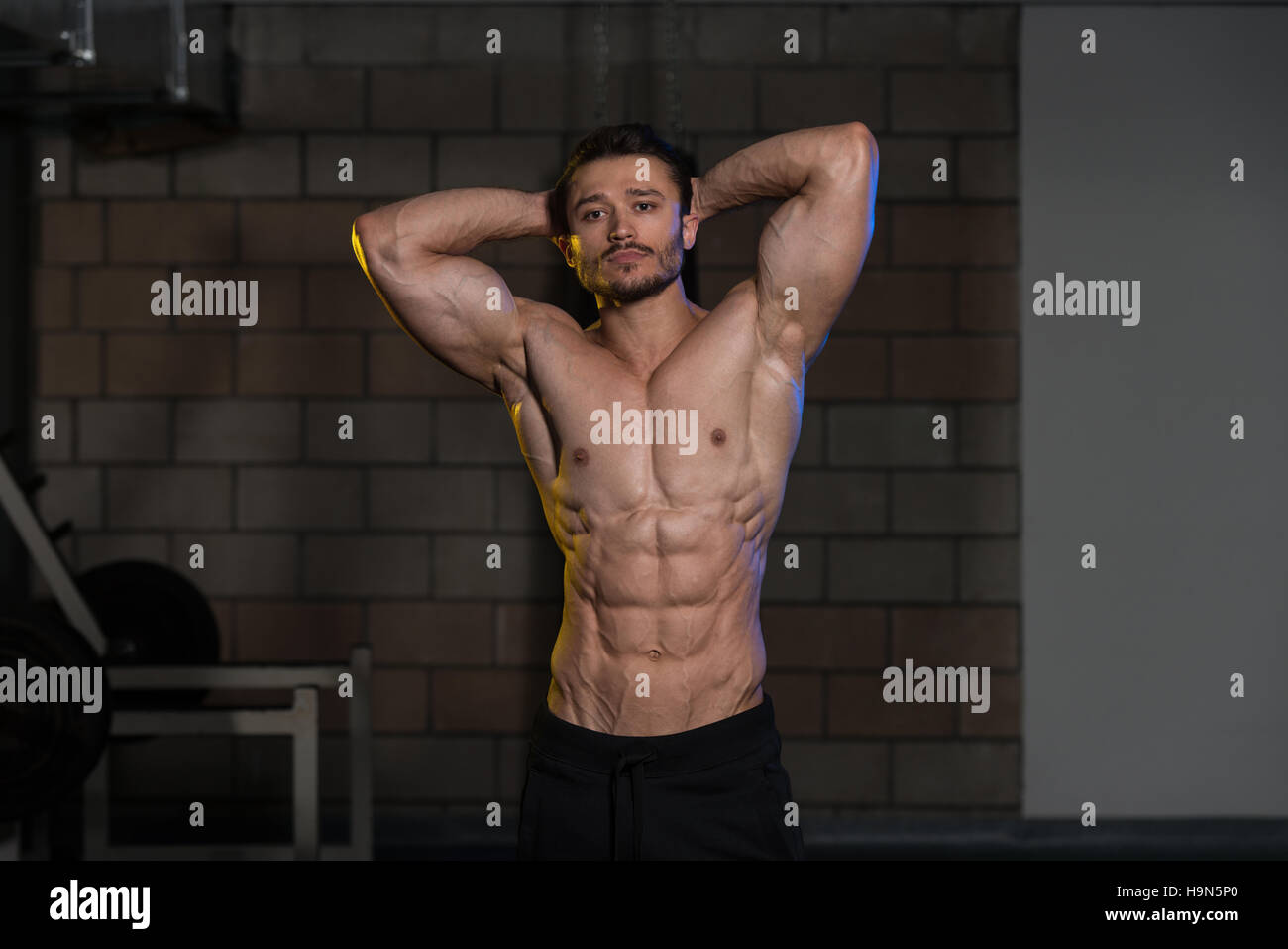 Portrait eines jungen Fit körperlich Mann zeigen, dass seine gut ...