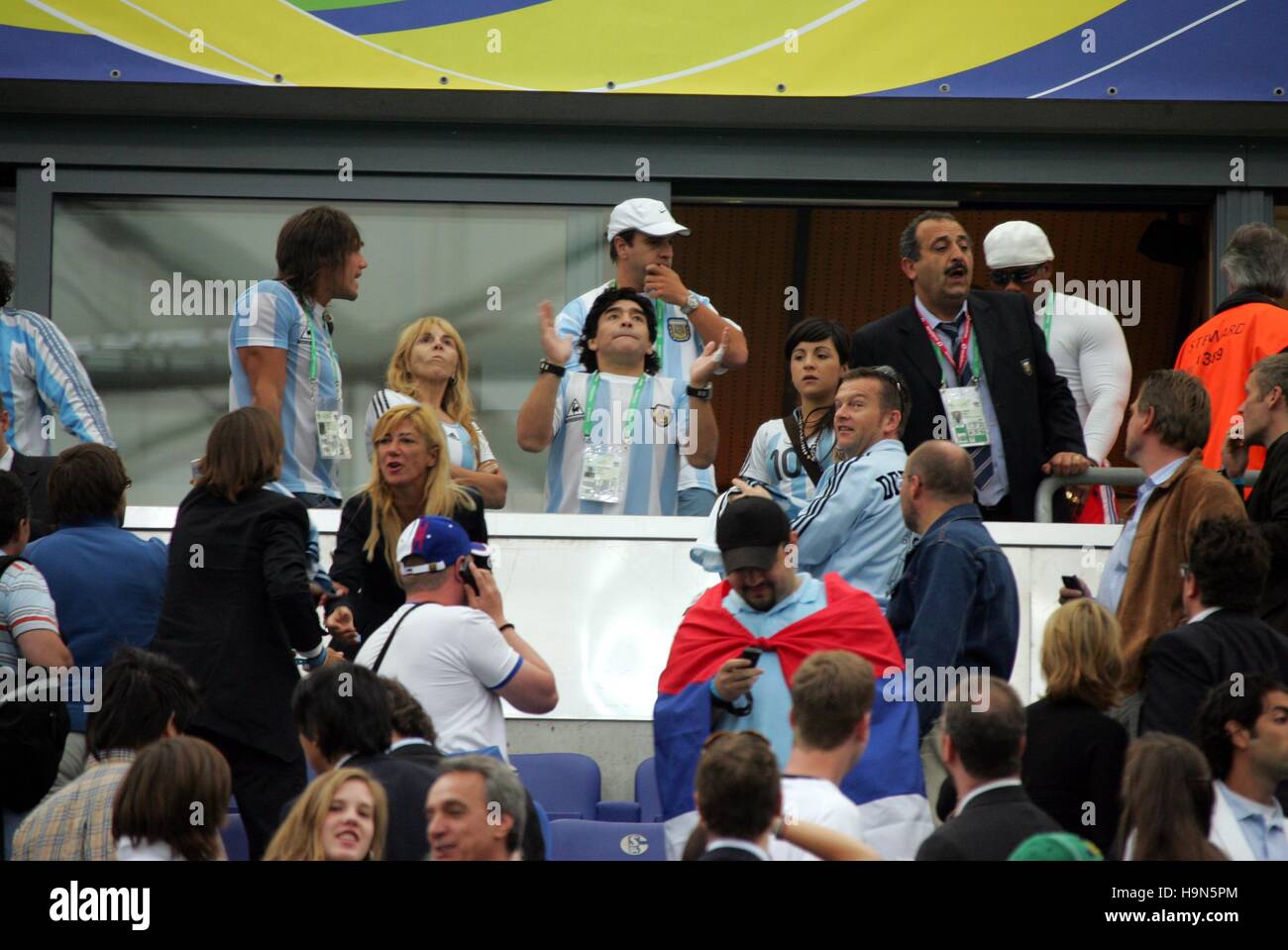 DIEGO MARADONA & Familie Argentinien V Serbien WM GELSENKIRCHEN Deutschland 16. Juni 2006 Stockfoto