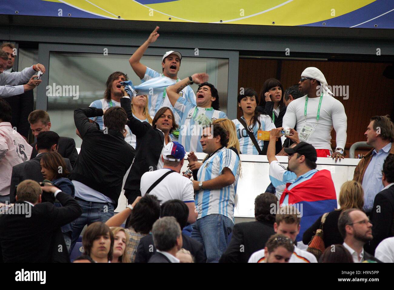 DIEGO MARADONA & Familie Argentinien V Serbien WM GELSENKIRCHEN Deutschland 16. Juni 2006 Stockfoto