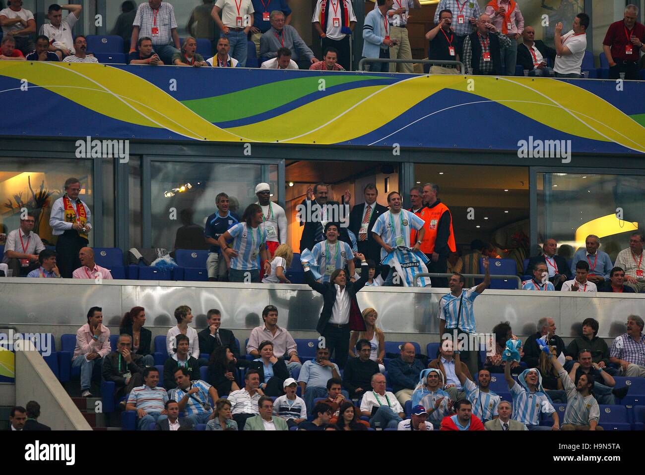 DIEGO MARADONA feiert Argentinien V Serbien WM GELSENKIRCHEN Deutschland 16. Juni 2006 Stockfoto