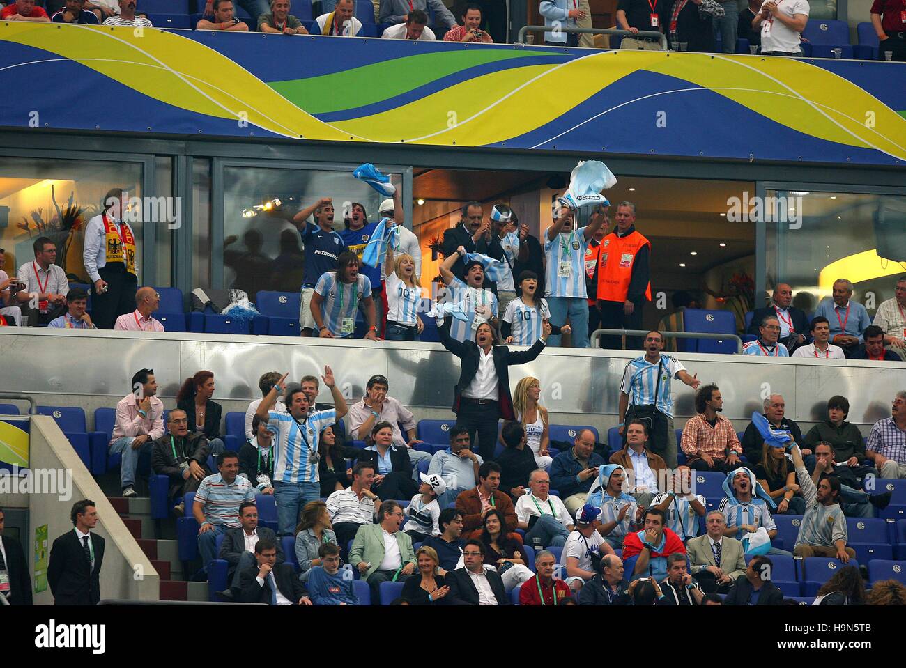 DIEGO MARADONA feiert Argentinien V Serbien WM GELSENKIRCHEN Deutschland 16. Juni 2006 Stockfoto