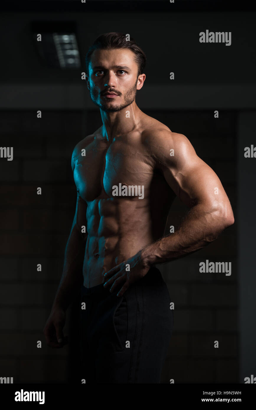 Portrait eines jungen Fit körperlich Mann zeigen, dass seine gut ...