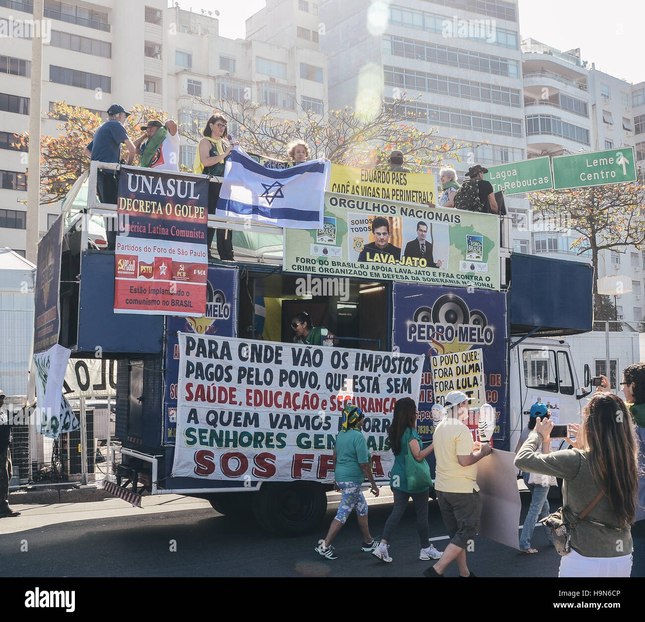 Demonstranten versammeln sich am Strand der Copacabana, ihre Frustration über die aktuelle politische Lage in Brasilien zu lüften. Stockfoto