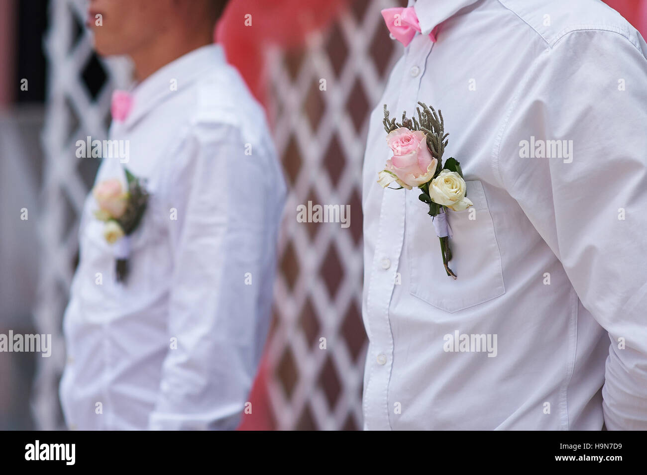 Freunde des Bräutigams bei der Hochzeitszeremonie mit Knopfloch auf dem shirt Stockfoto