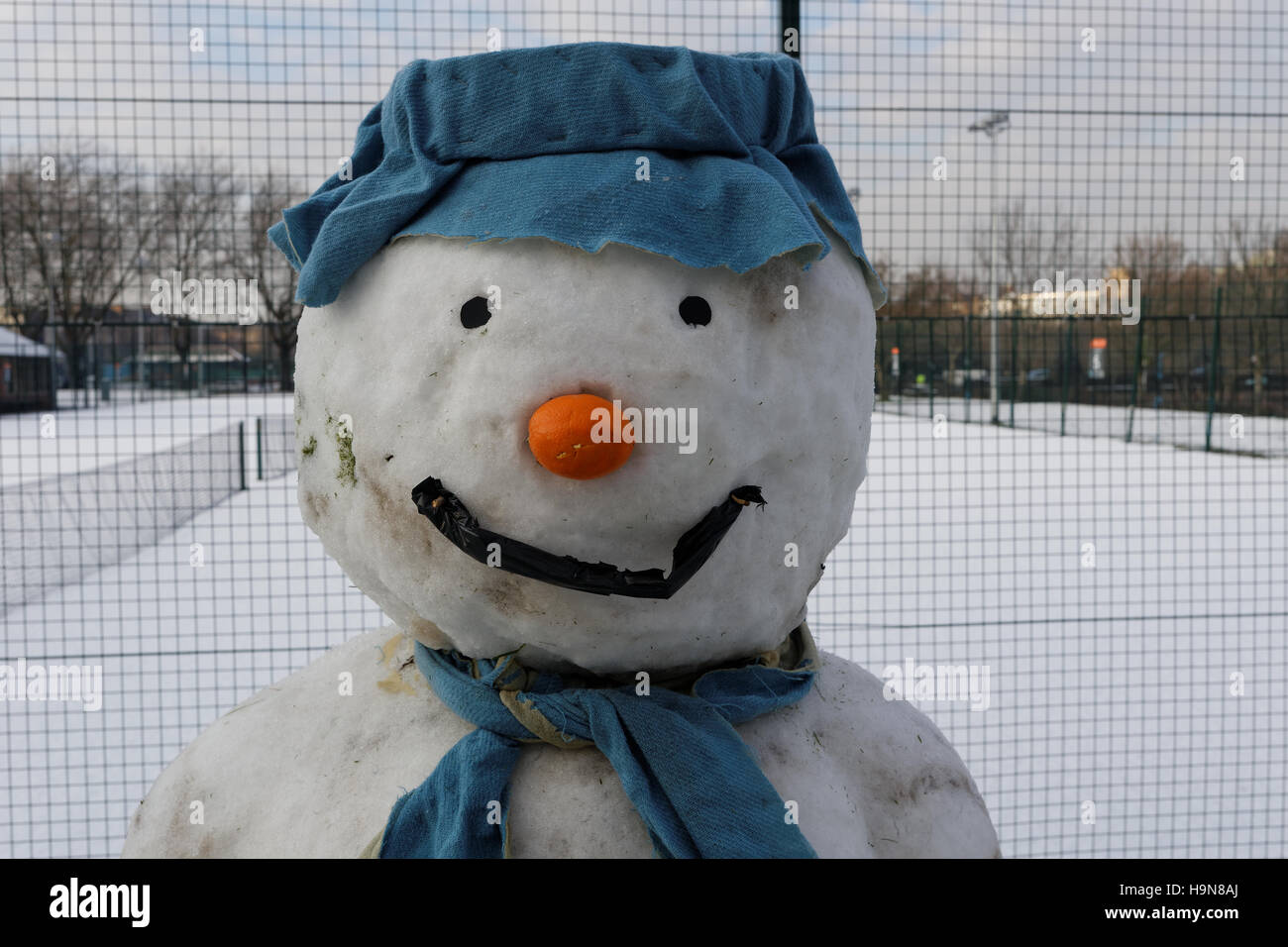 Klassischer Schneemann mit Hutschal und Karottennase Weiße Weihnachten Stockfoto