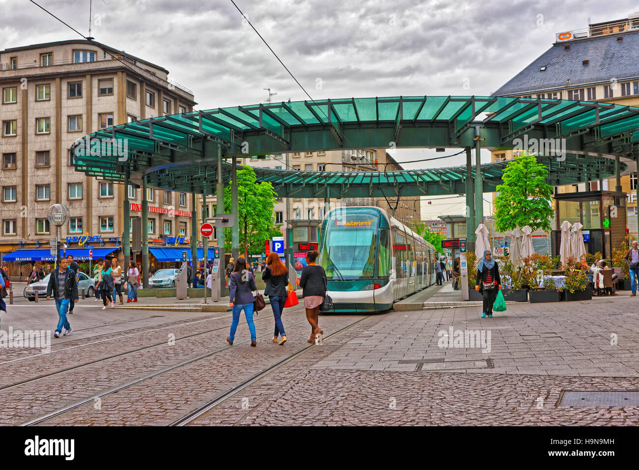 Straßburg, Frankreich - 30. April 2012: Bahnhof am Place Homme de Fer in Grande Ile, historischen Zentrum von Straßburg in Frankreich. Menschen auf die Hinterg Stockfoto