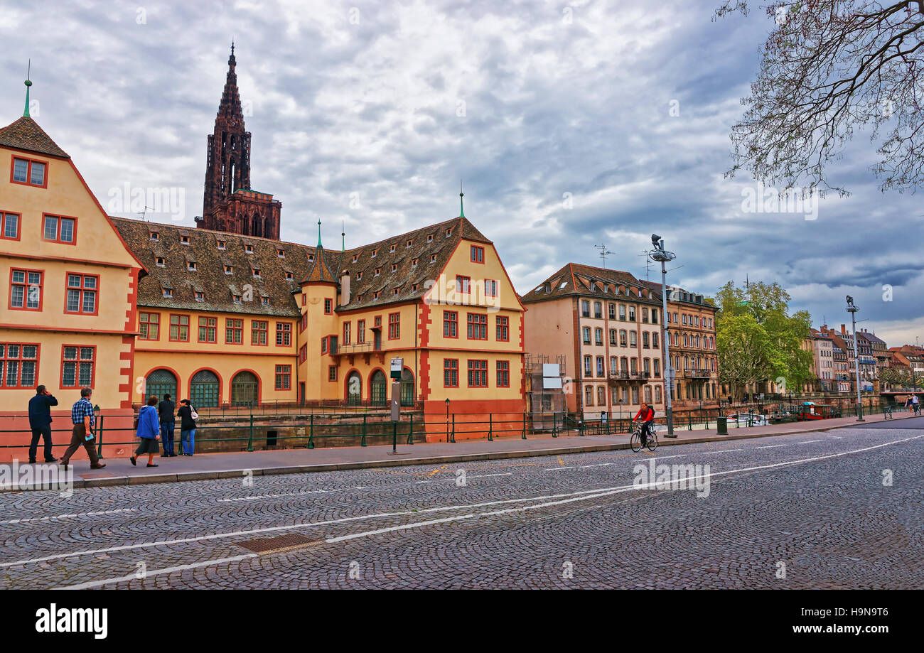 Straßburg, Frankreich - 30. April 2012: Historisches Museum und Kathedrale von Notre Dame am Ufer der Ill Fluss und Brücke Pont du Corbeau in der ol Stockfoto