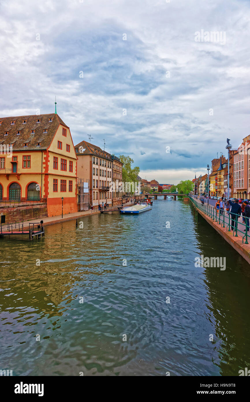 Straßburg, Frankreich - 30. April 2012: Historisches Museum am Ufer der Ill Fluss und Brücke Pont du Corbeau in der Altstadt von Straßburg, Grand Stockfoto