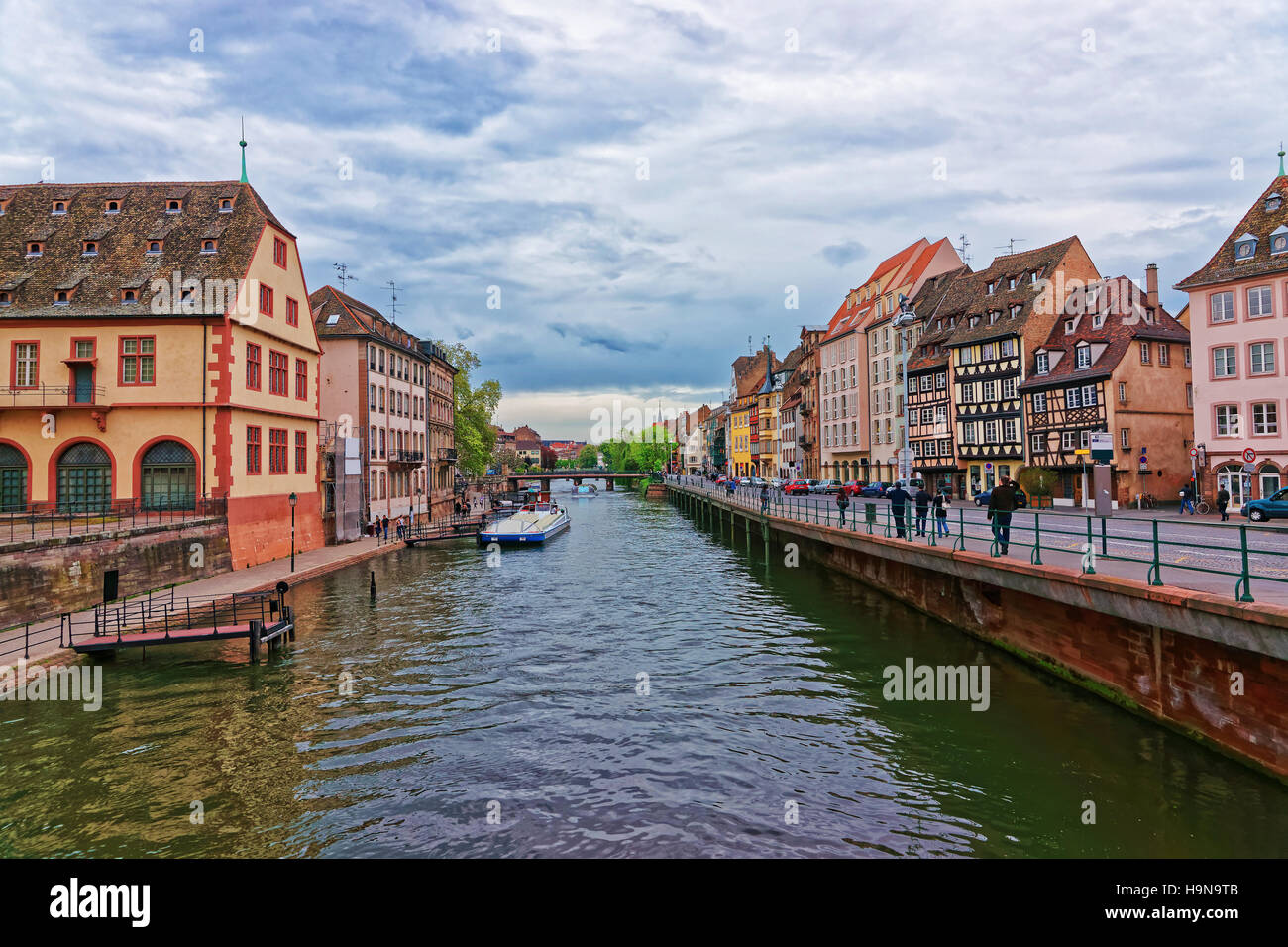 Historische Museum am Ufer der Ill Fluss und Brücke Pont du Corbeau mit Quai des Bateliers Kai in der Altstadt von Straßburg, Grand East reg Stockfoto