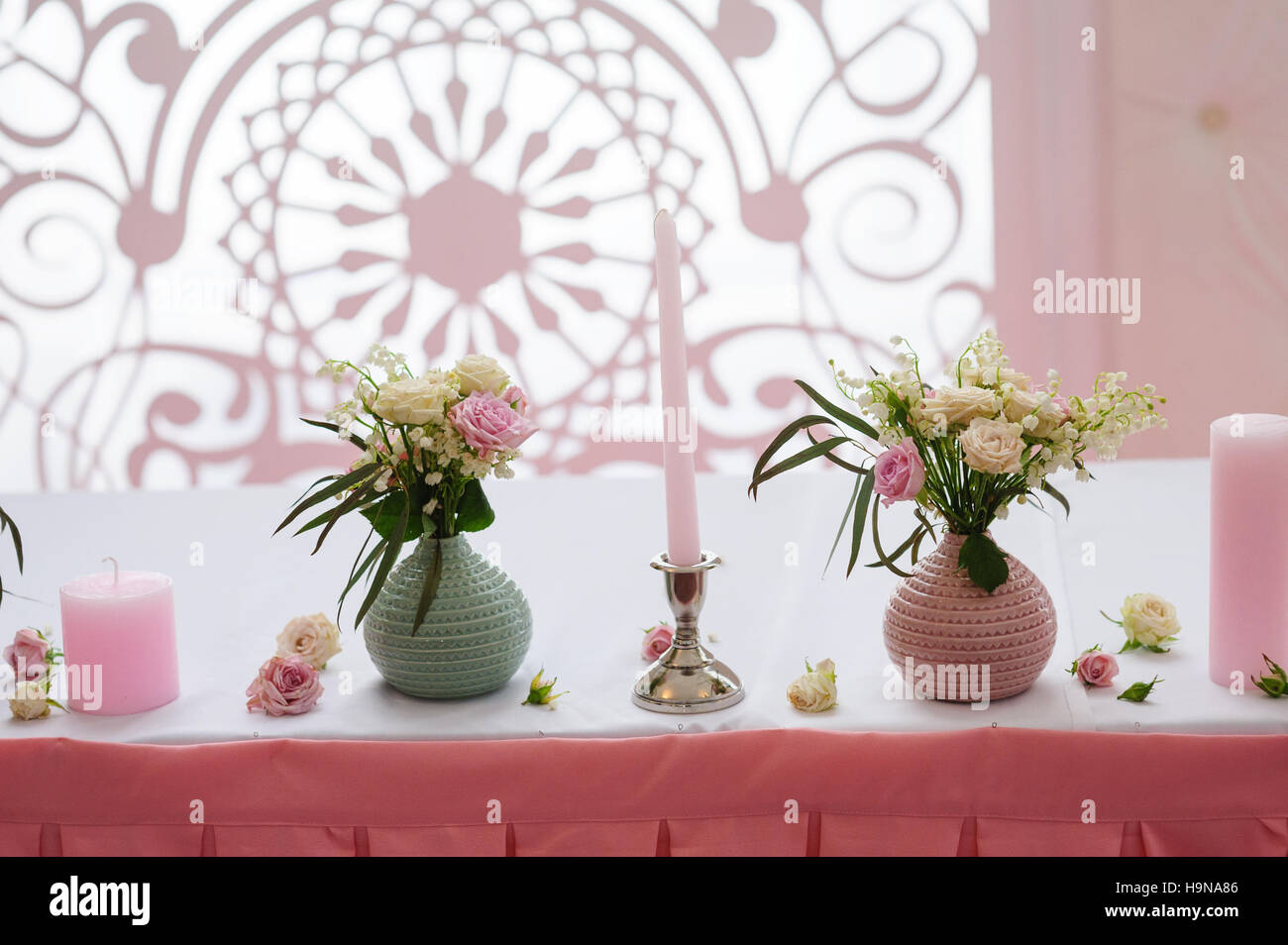 Blumensträuße von Blumen in Vasen auf dem Tisch. Hochzeit-Dekor Stockfoto