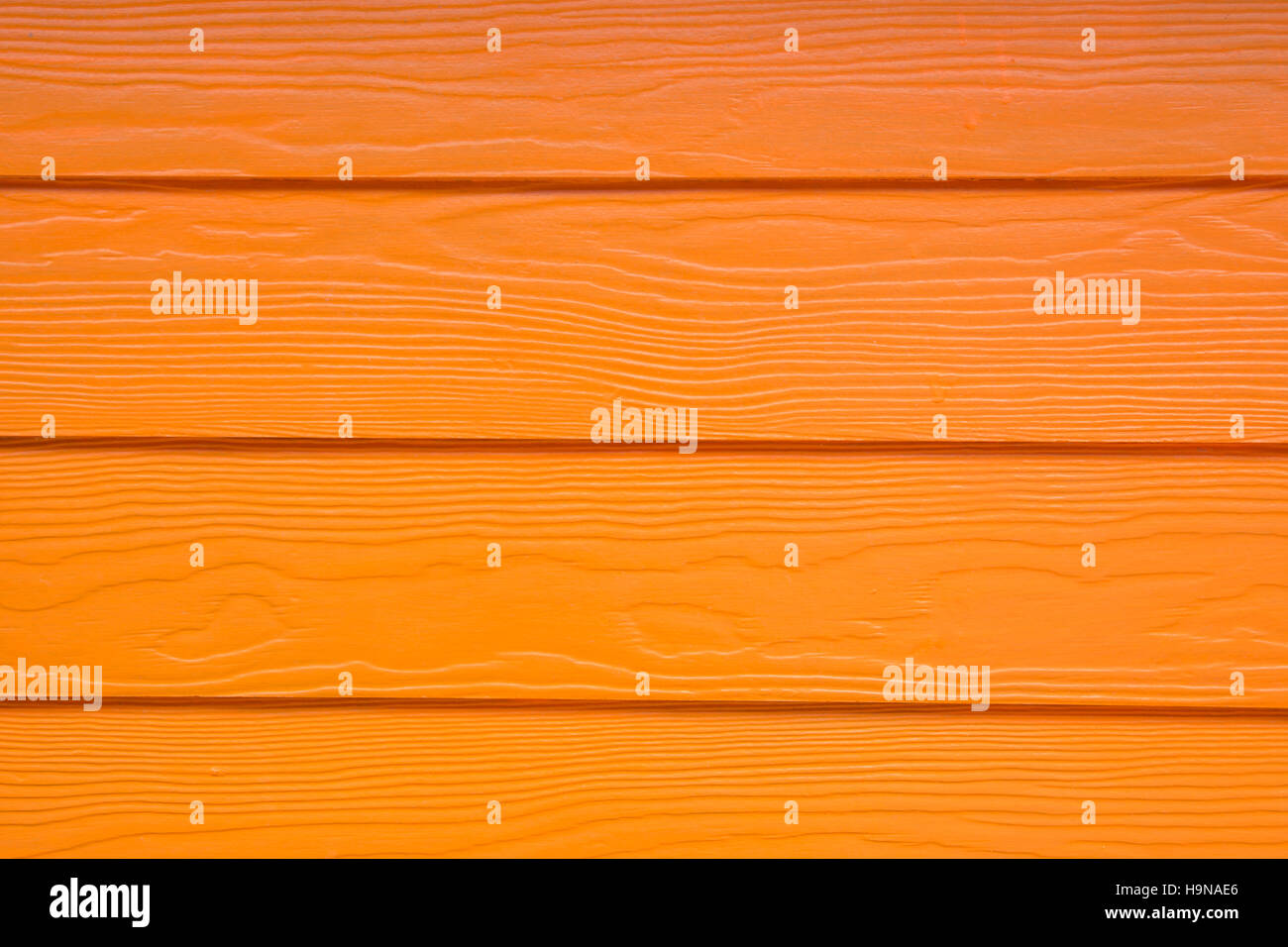 Bunte Holzbretter in Orange lackiert. Holz-Hintergrund Stockfoto