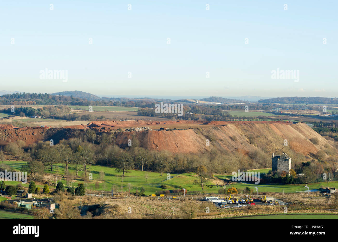Niddry Schloss und Schiefer Bing in der Nähe von Winchburgh West Lothian. Stockfoto