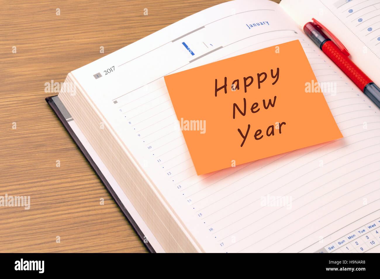 Orange Notiz auf einem Neujahr 2017-Büro-Organizer. Frohes neues Jahr Stockfoto