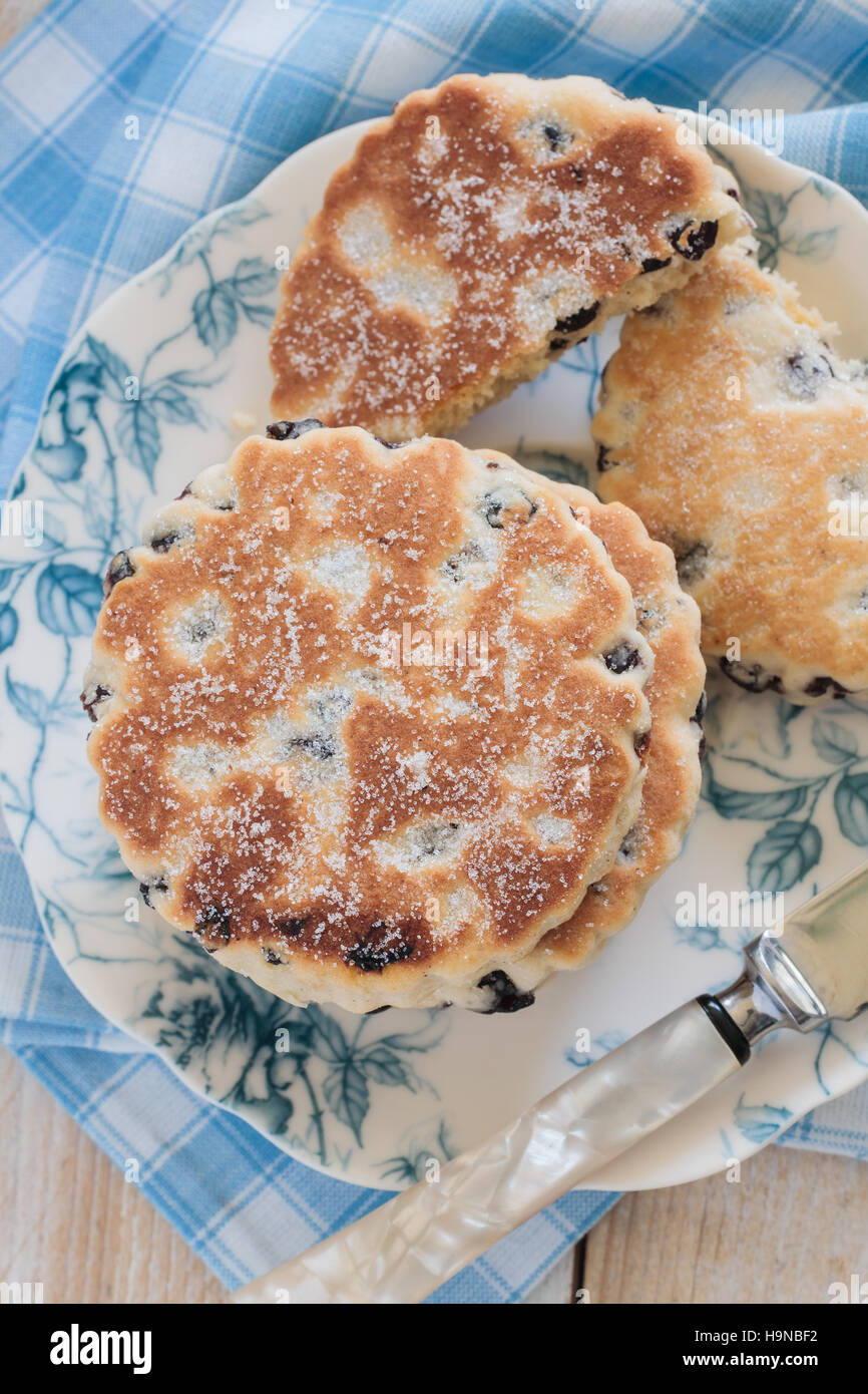 Welsh cakes einen traditionelle Pfanne Kuchen mit getrockneten Früchten Top-down-Ansicht Stockfoto