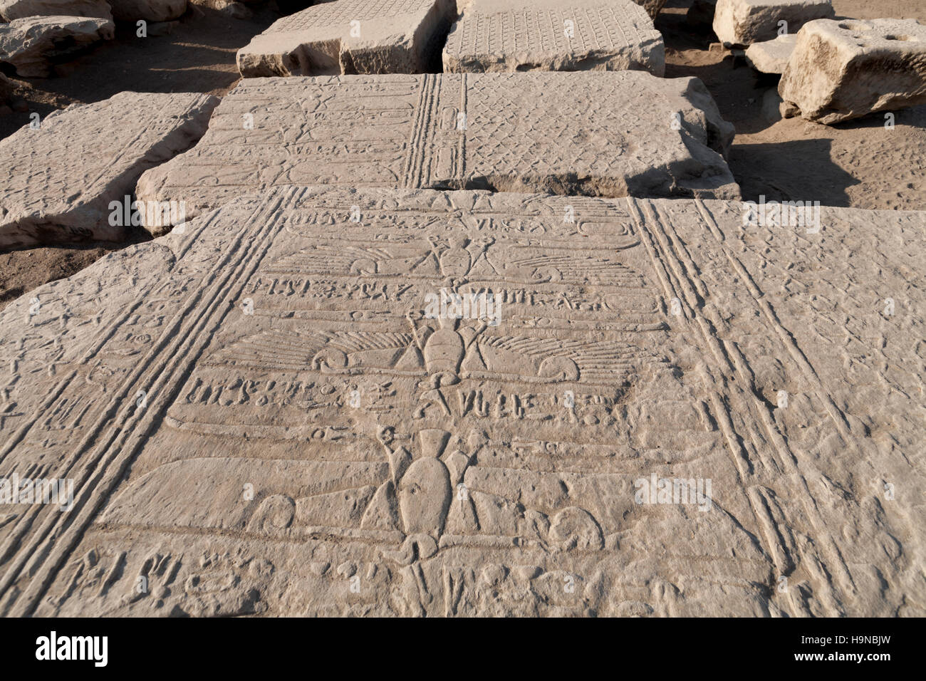 Nahaufnahme eines gefallenen Decke Blöcke an den Tempel von Montu bei Tod, Niltal südlich von Luxor, Oberägypten Stockfoto