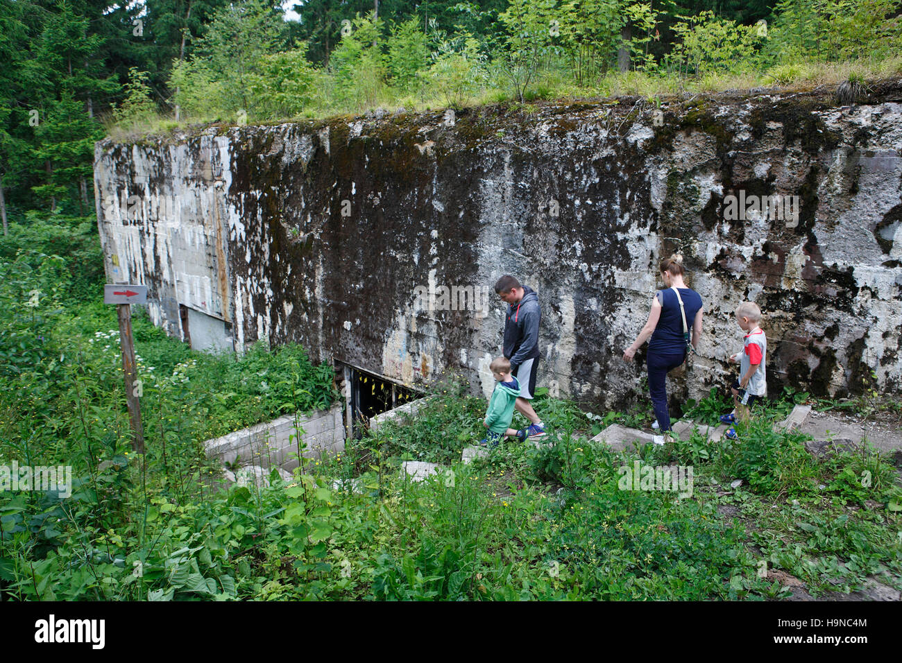 junge Familie ins Bunker am Freilichtmuseum in Mamerki ...