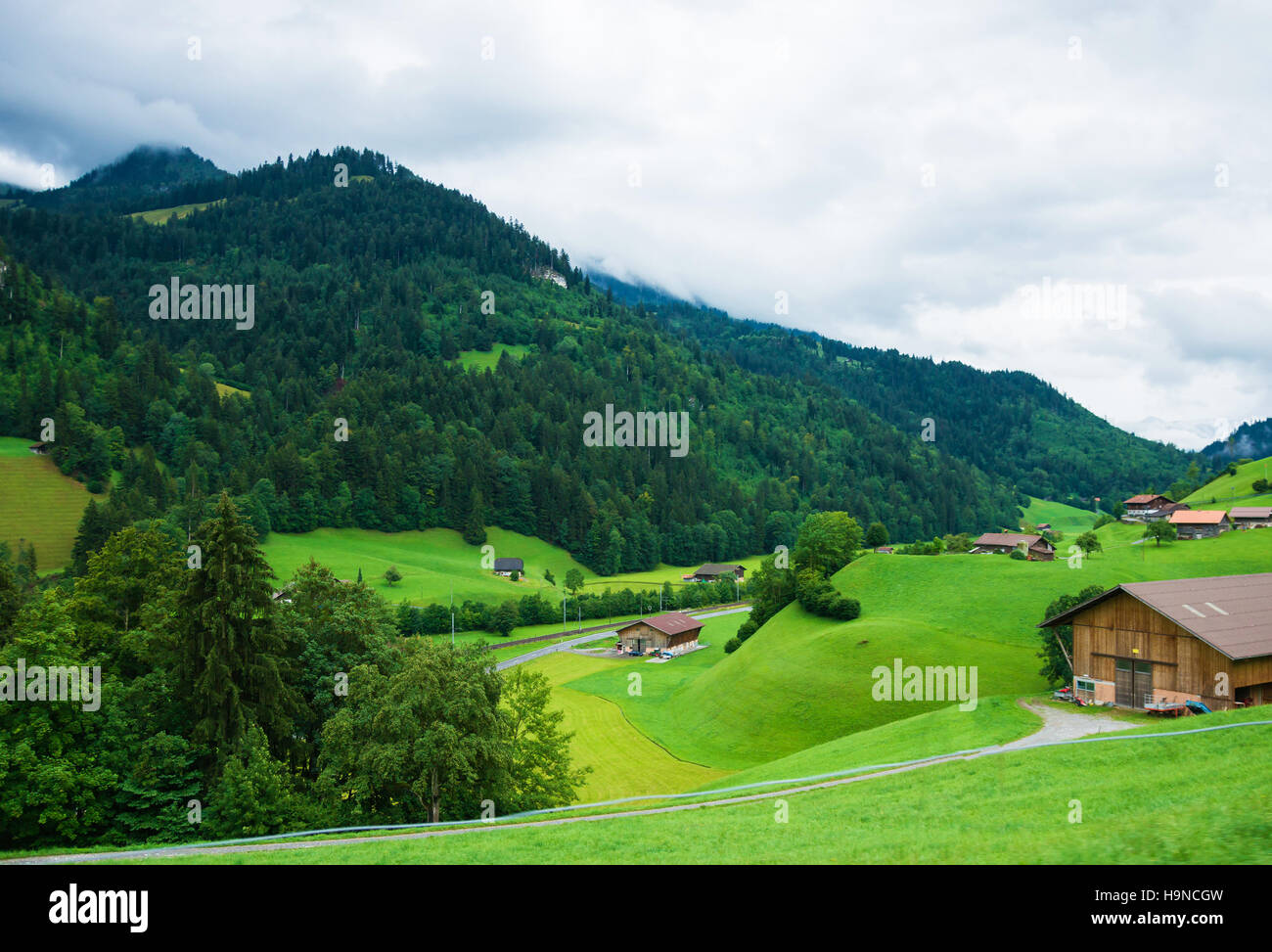 Dorf von Boltigen mit Schweizer Alpen am Jaun-Pass im Kanton Freiburg, Schweiz. Stockfoto