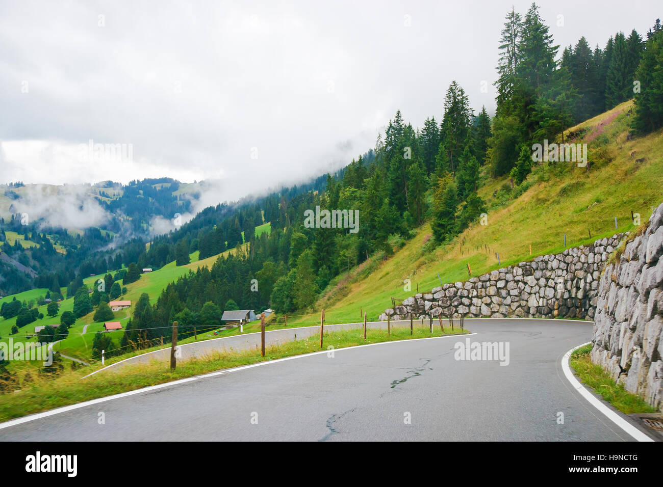 Fahrbahn im Dorf Boltigen mit Schweizer Alpen am Jaun-Pass in Freiburg Schweiz. Stockfoto