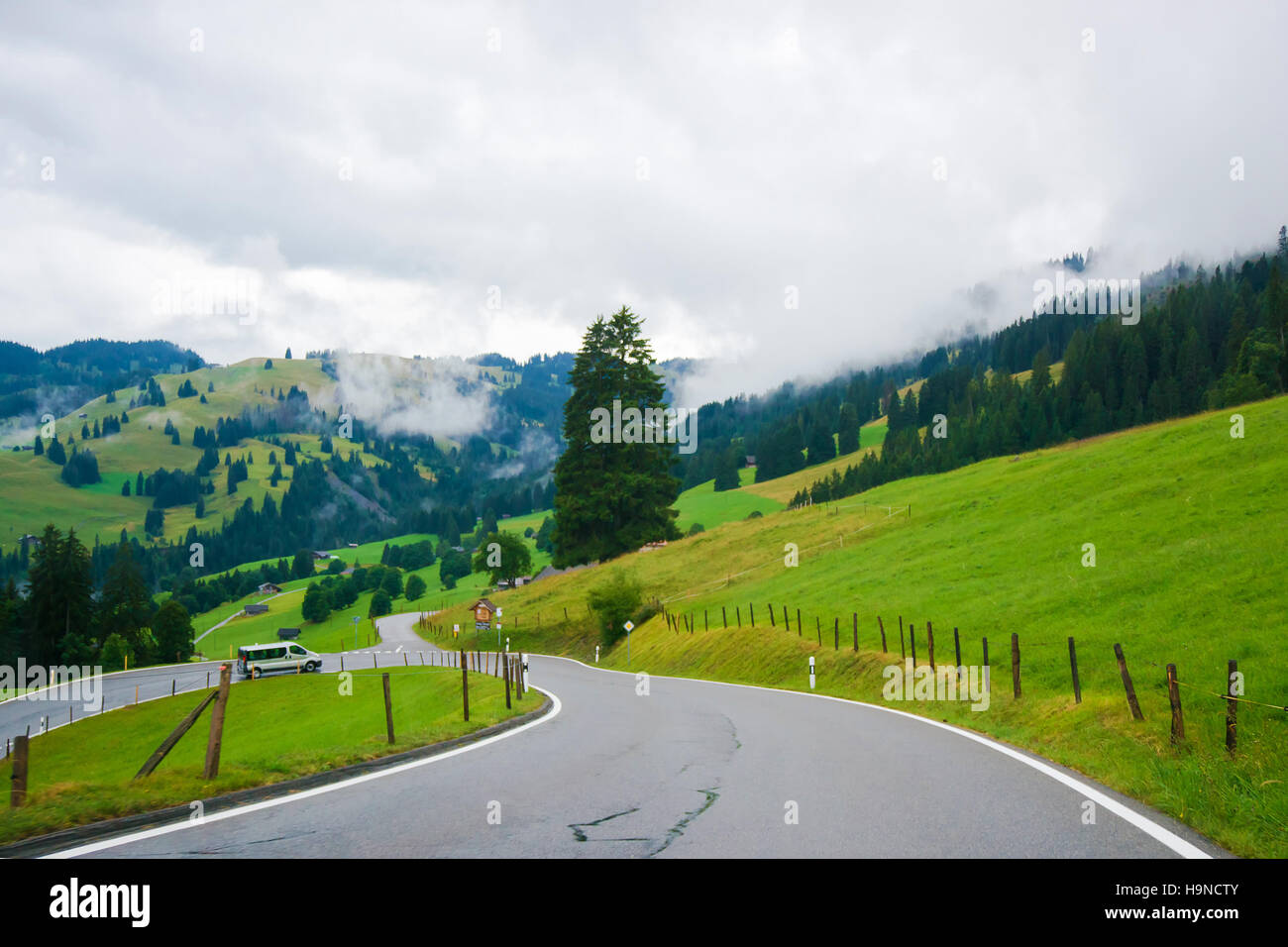 Straße im Dorf Boltigen mit Schweizer Alpen bei Jaun Pass Freiburg Kanton der Schweiz. Stockfoto